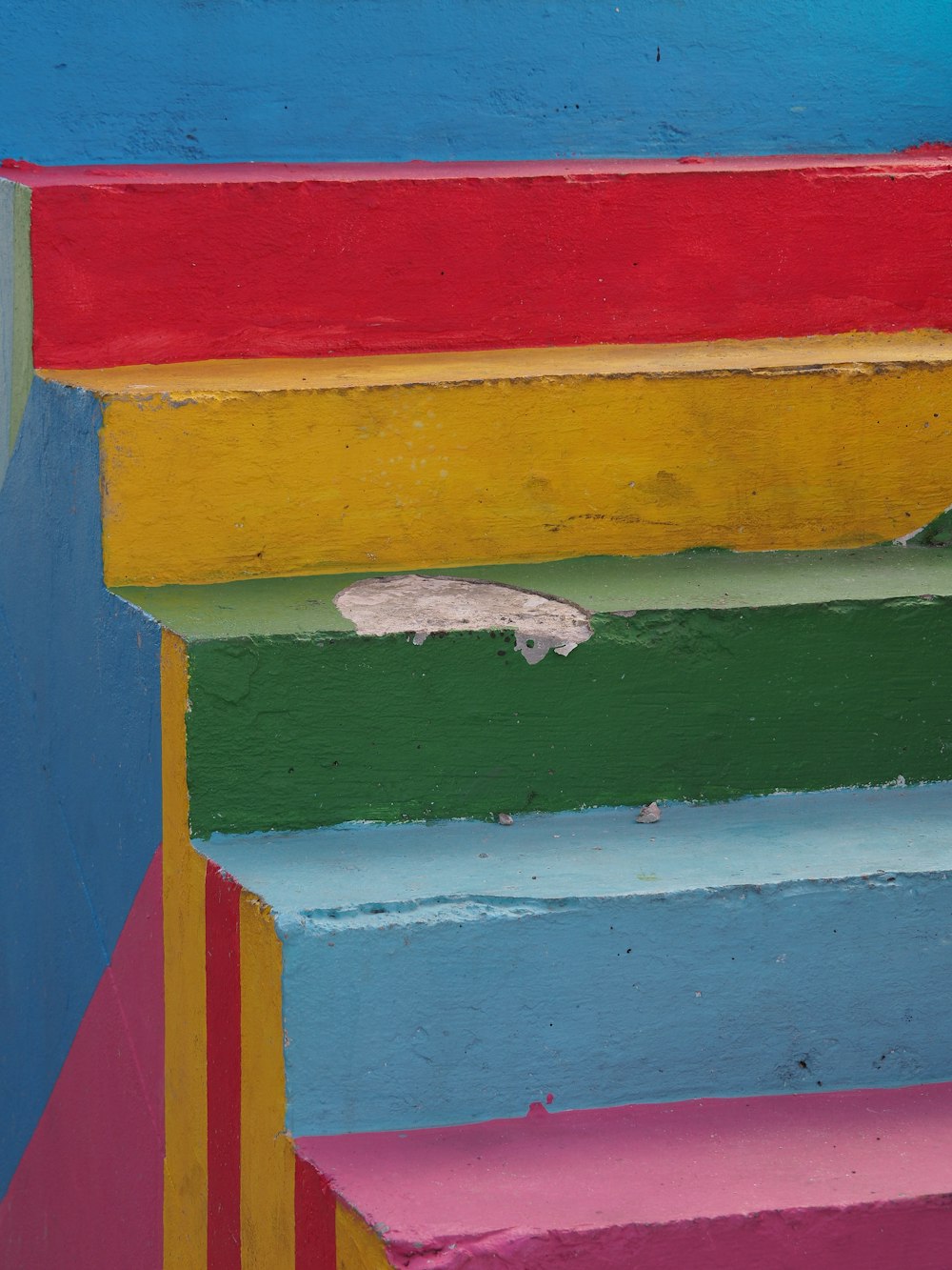 um close up de uma parede multicolorida
