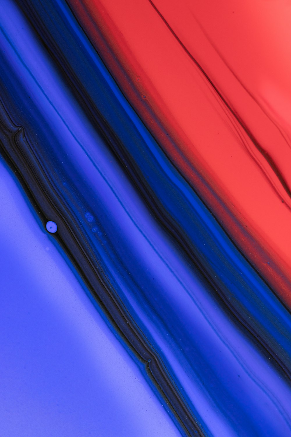 um close up de um objeto vermelho, azul e preto