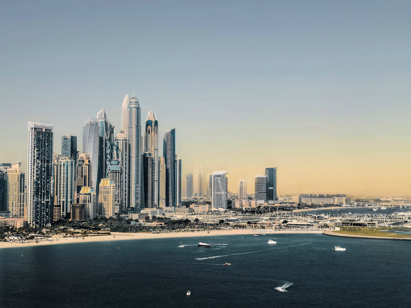 Sonnenuntergang am JBR-Strand mit Stadtblick