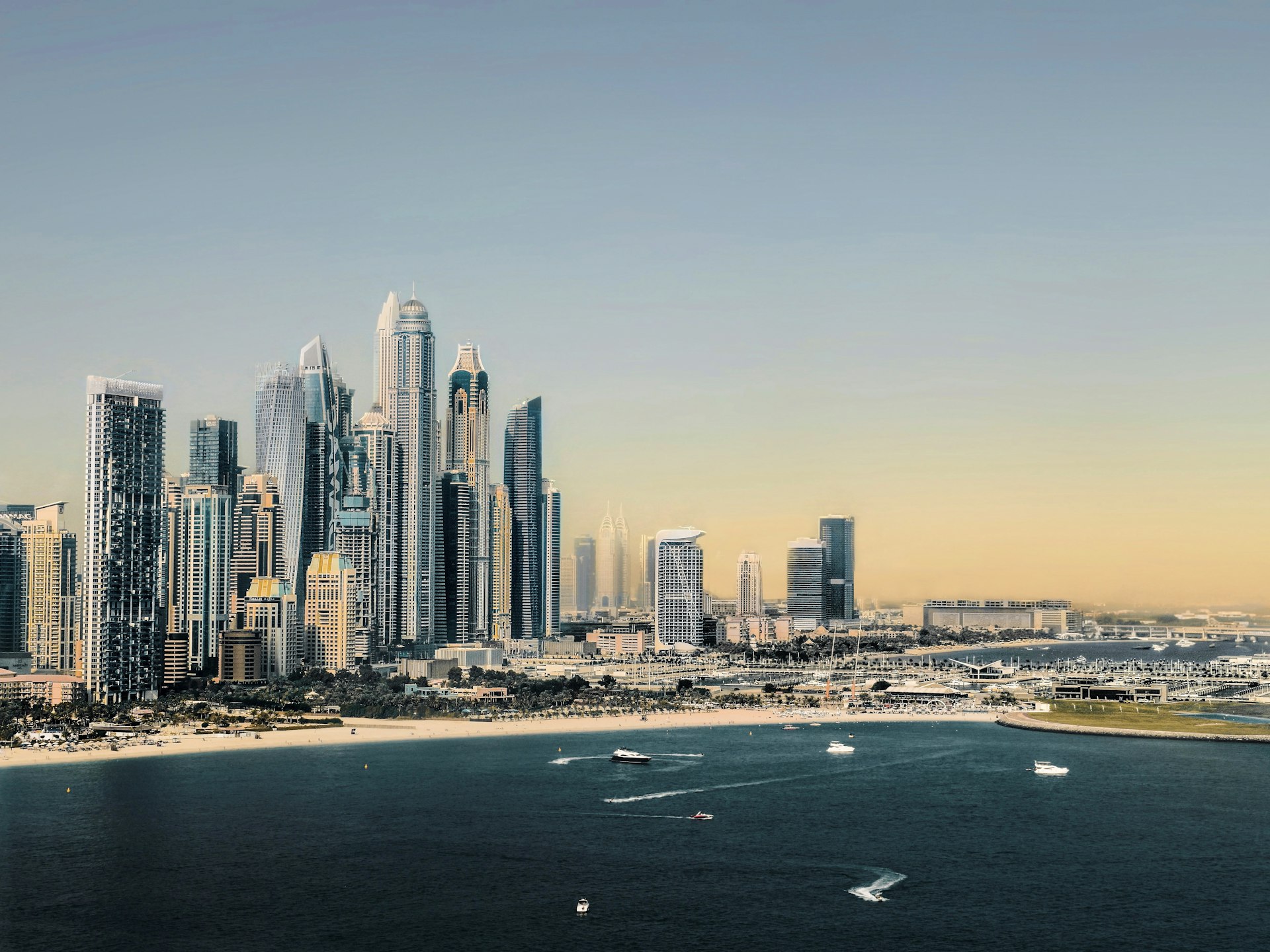 Skyline de Dubaï au bord de la mer, plage et eau au premier plan