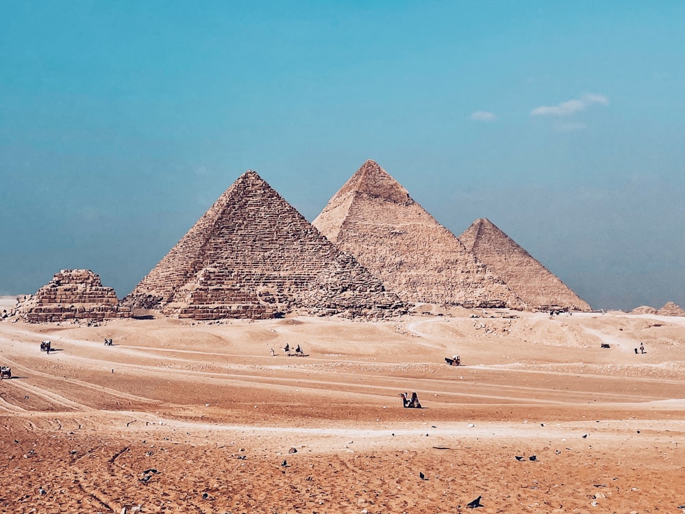 as pirâmides de gizé estão no deserto