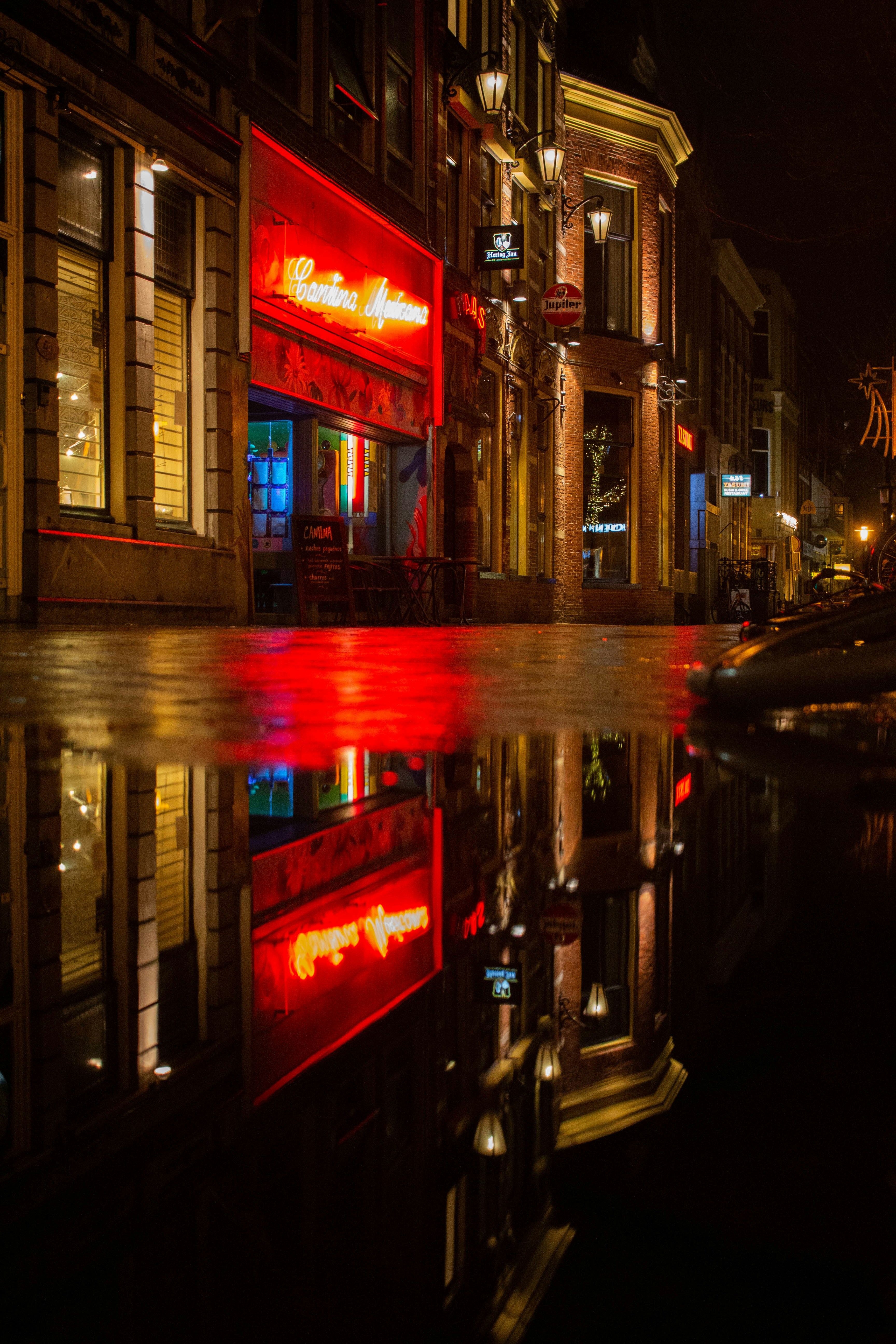 Une rue de la ville la nuit avec un reflet dans l’eau photo – Photo ...