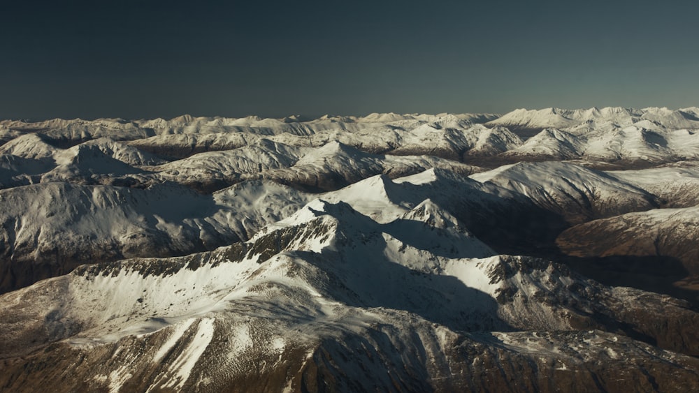 uma vista de uma cordilheira de um avião