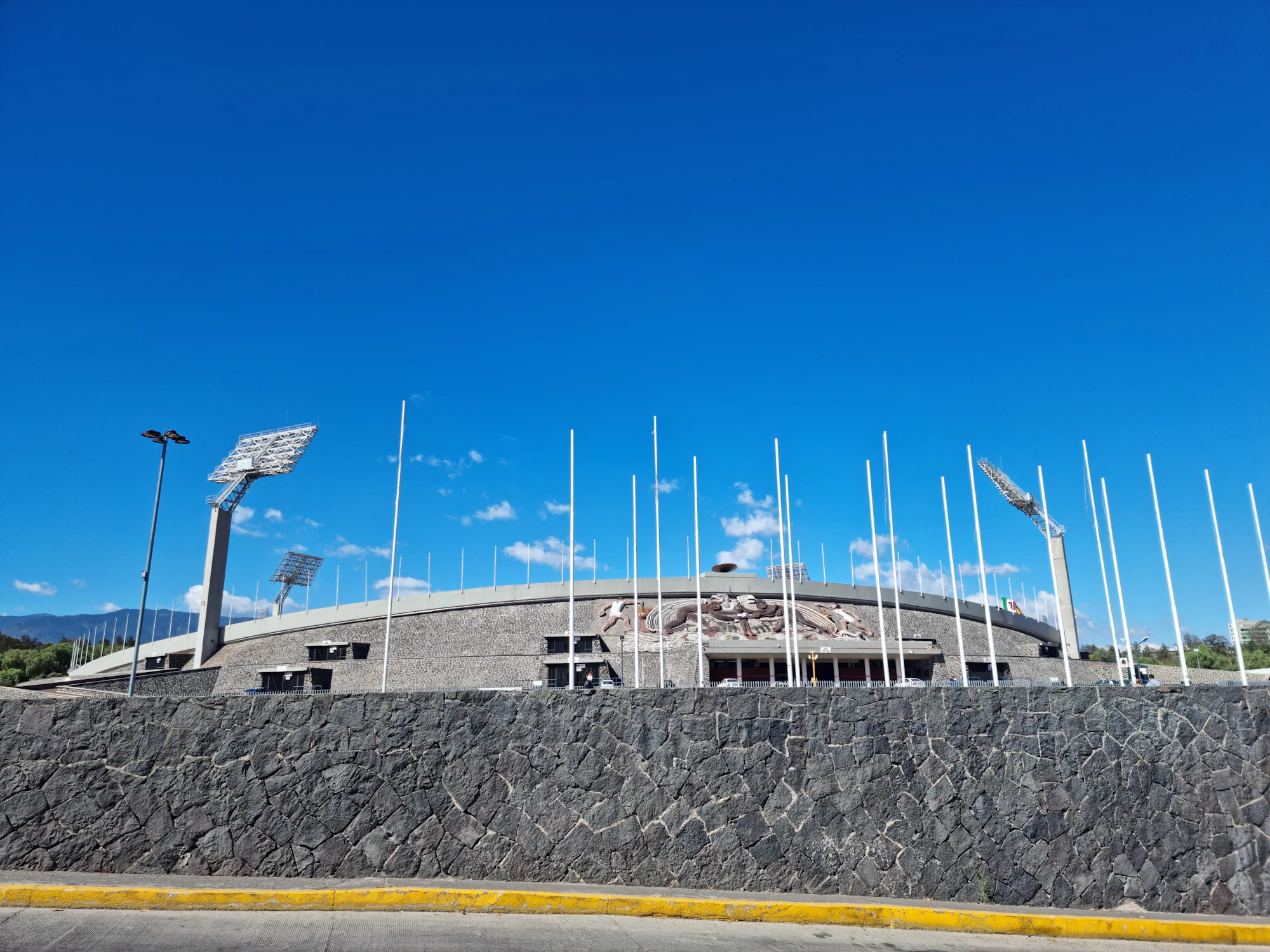 Vista aérea de un gran estadio de fútbol en una ciudad