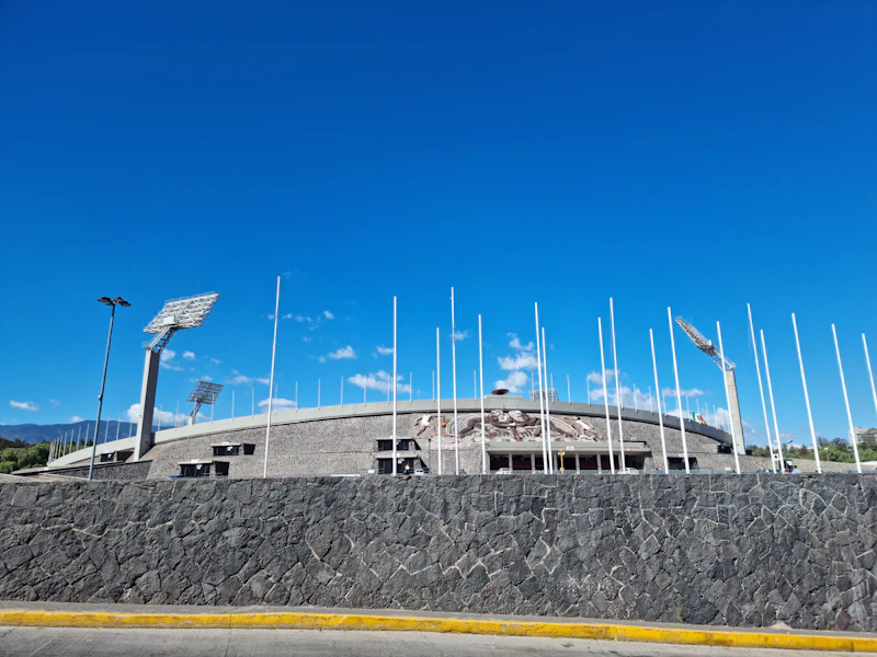 Vista aérea de un gran estadio de fútbol en una ciudad