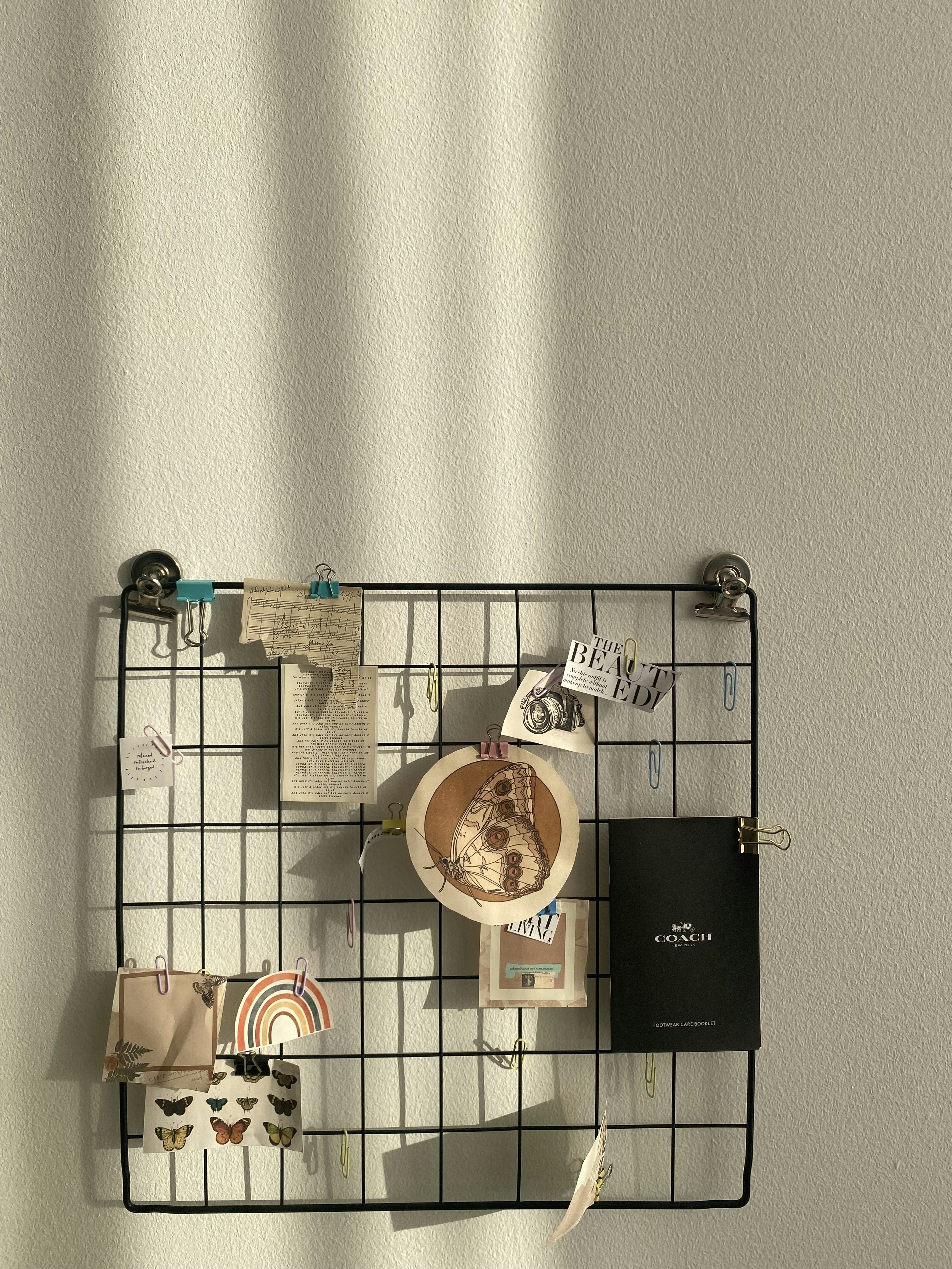 une grille avec un bol de nourriture sur le dessus