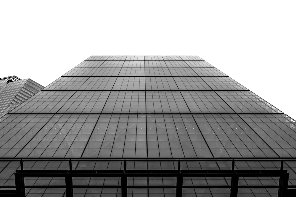 Una foto en blanco y negro de un edificio alto