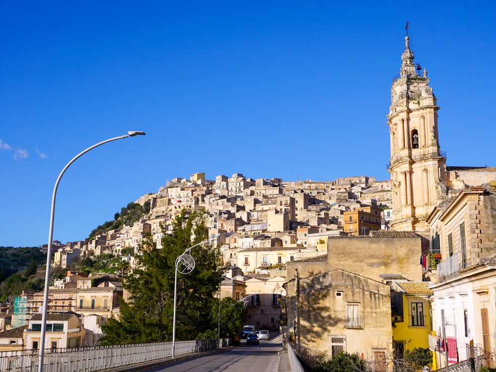 Un edificio molto alto con una torre dell'orologio in cima