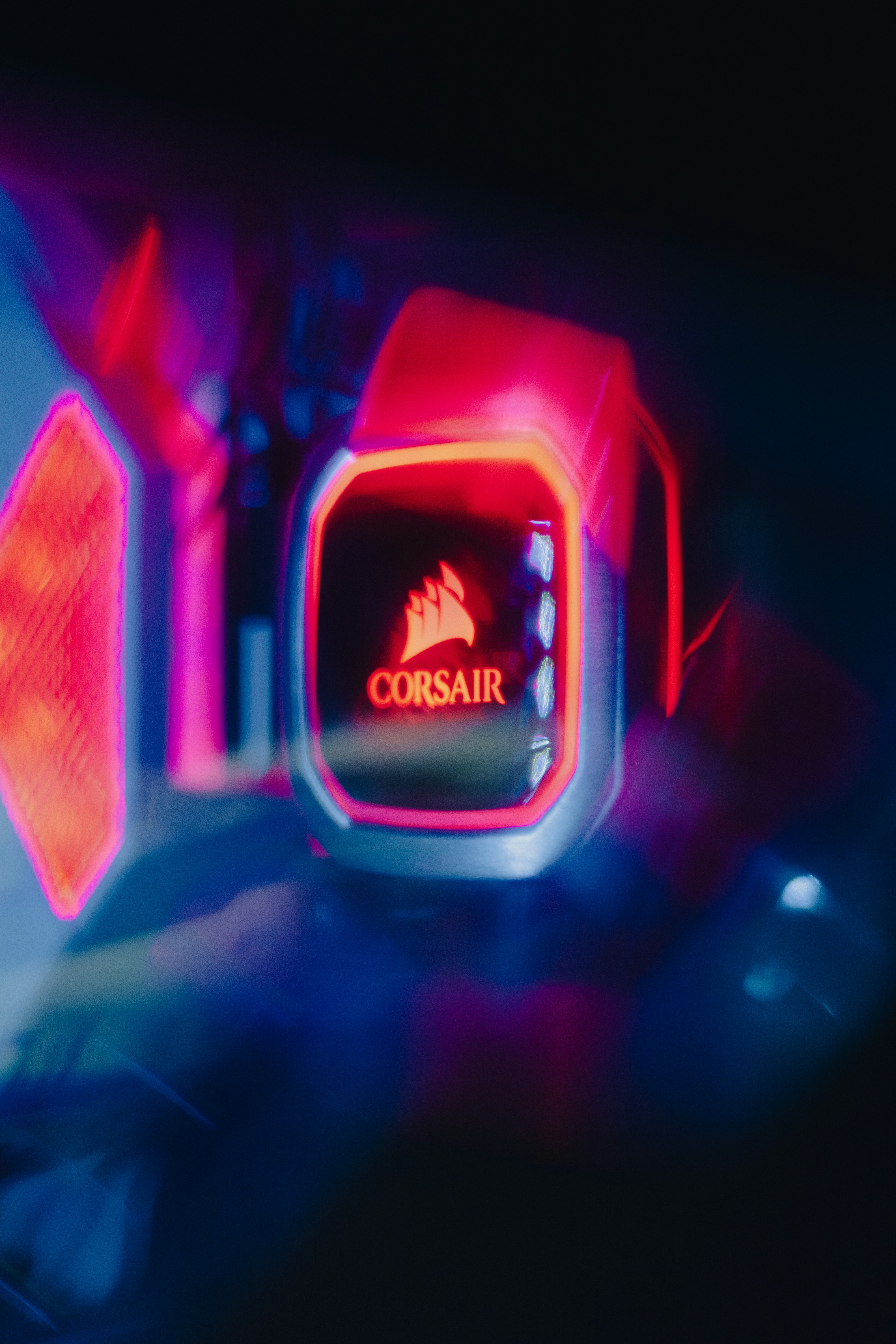 Un primo piano di un mouse per computer con un logo corsaro su di esso