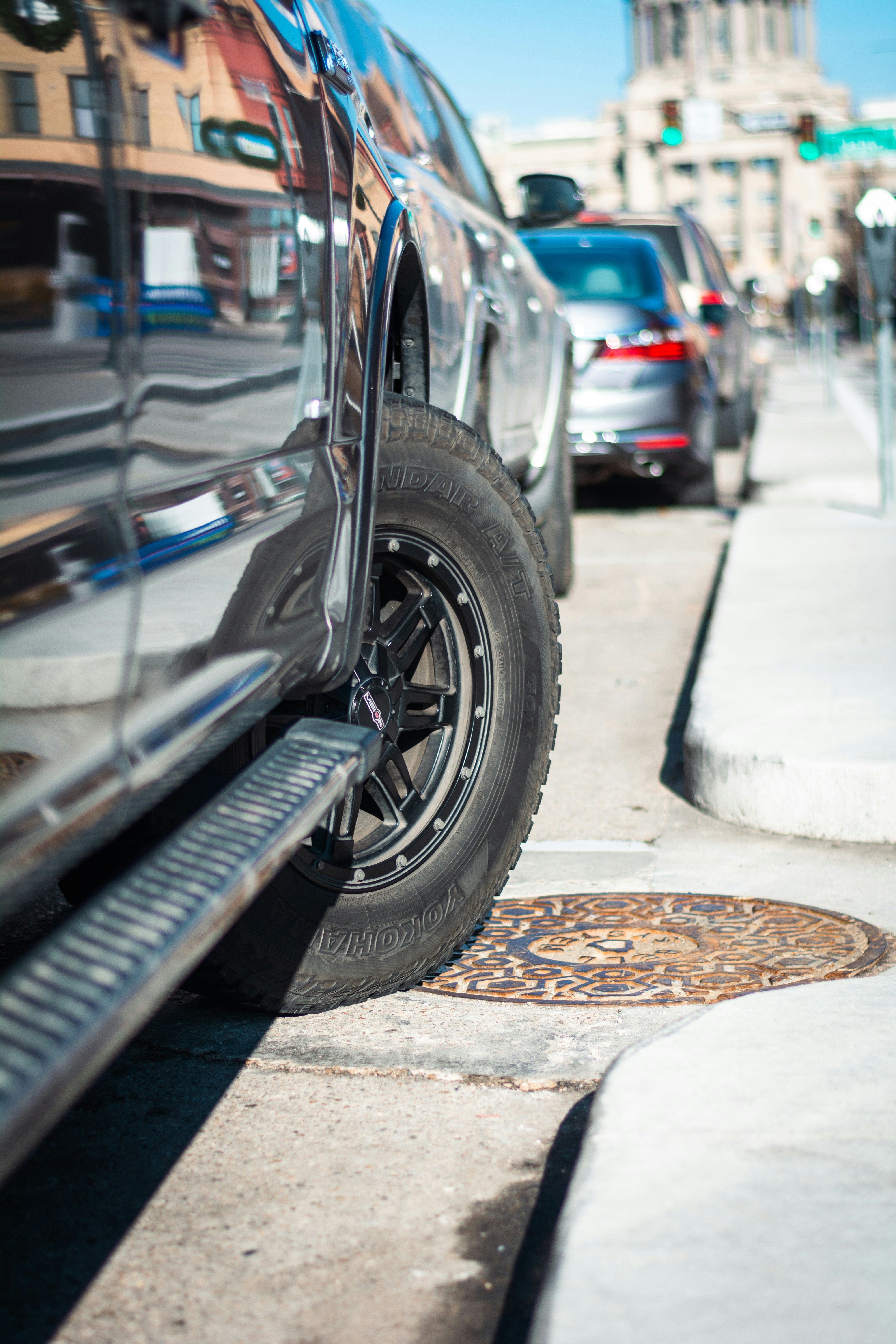 un coche aparcado al costado de la carretera