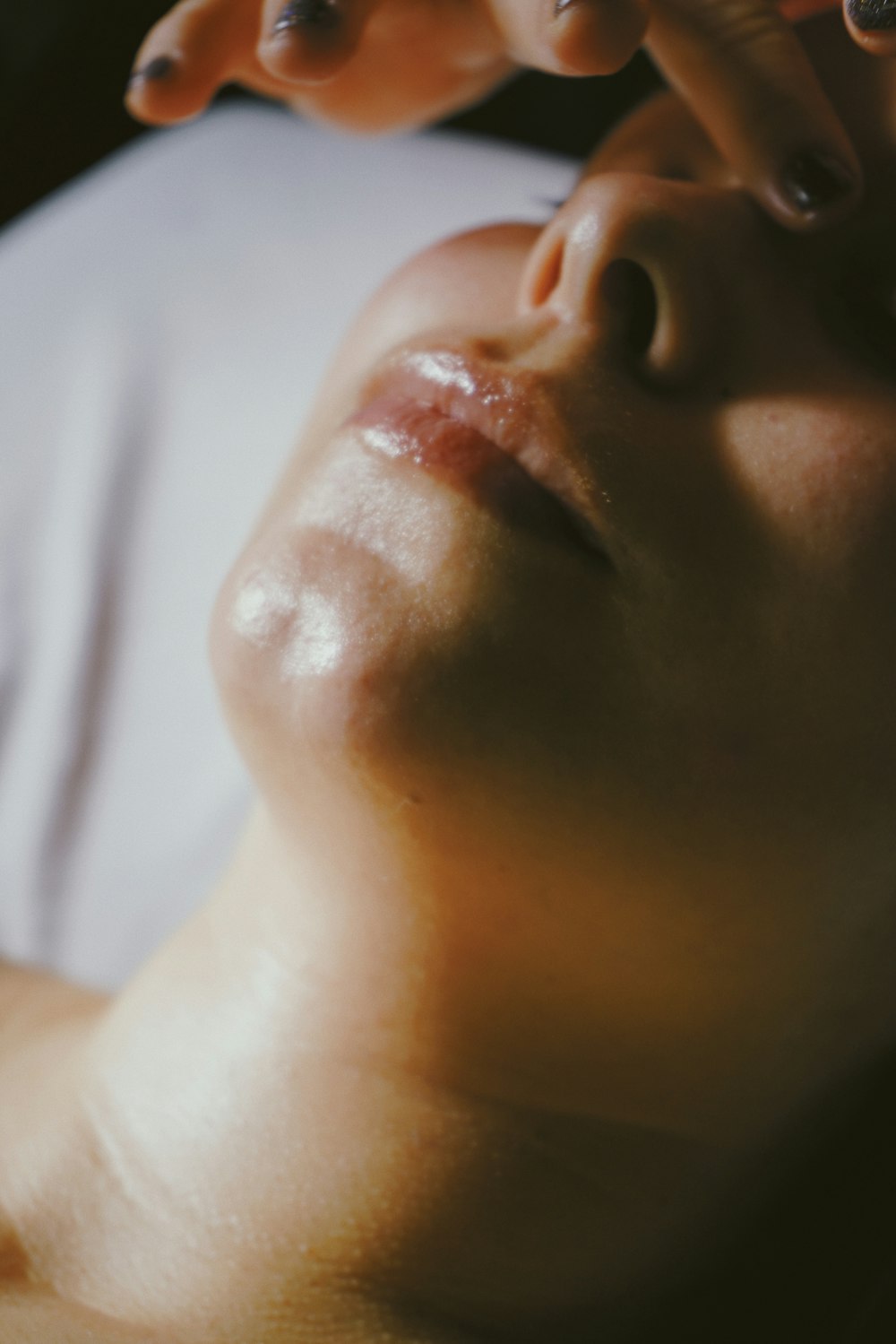 una mujer recibiendo un masaje facial en la cara