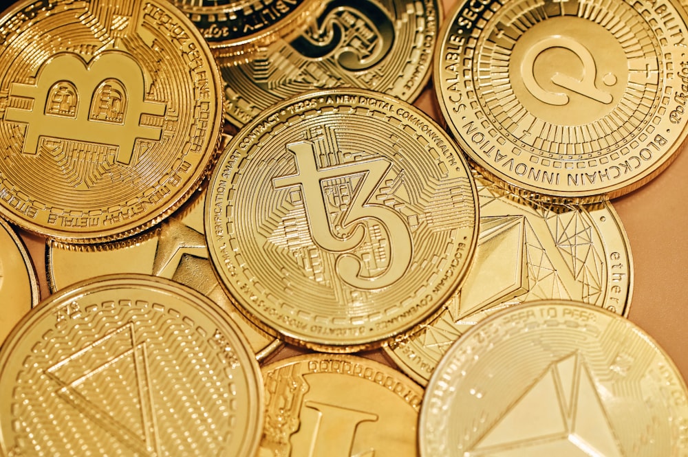 Une pile de bitcoins d’or assis les uns sur les autres