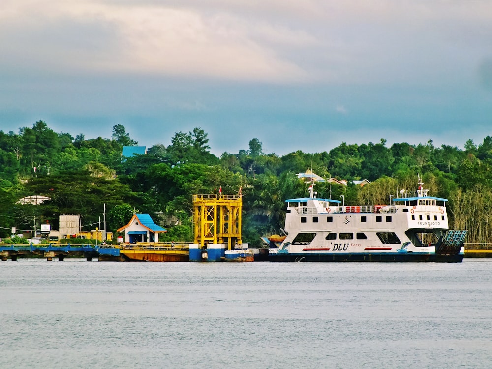 a large white boat floating on top of a lake