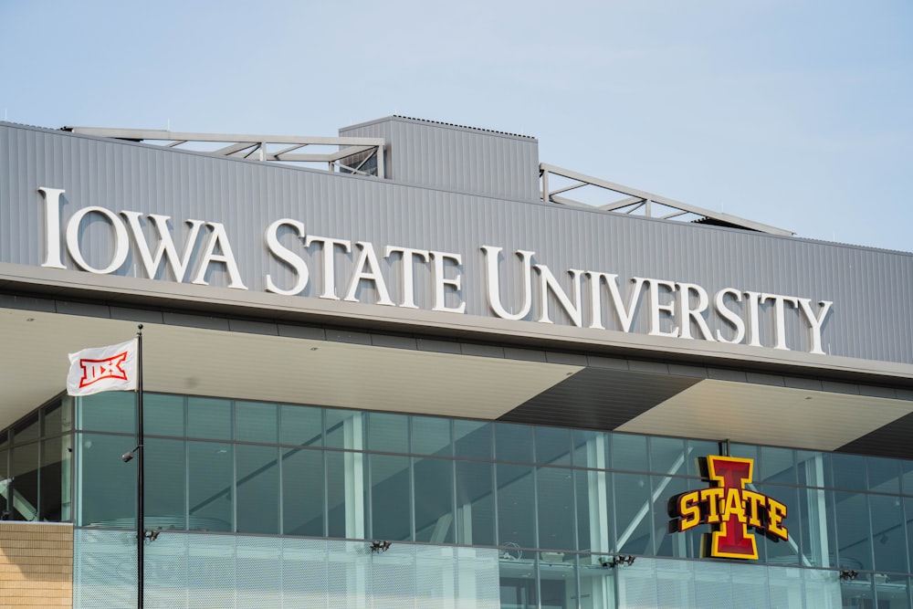 El letrero de la Universidad Estatal de Iowa en la parte superior de un edificio