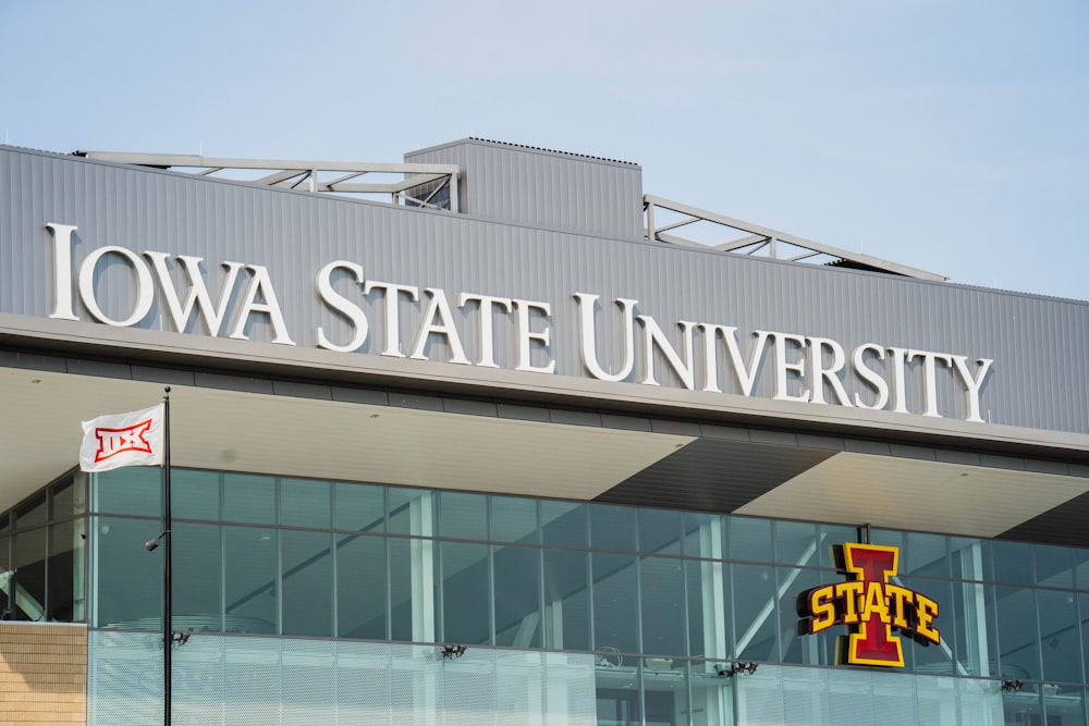 Il segno della Iowa State University in cima a un edificio