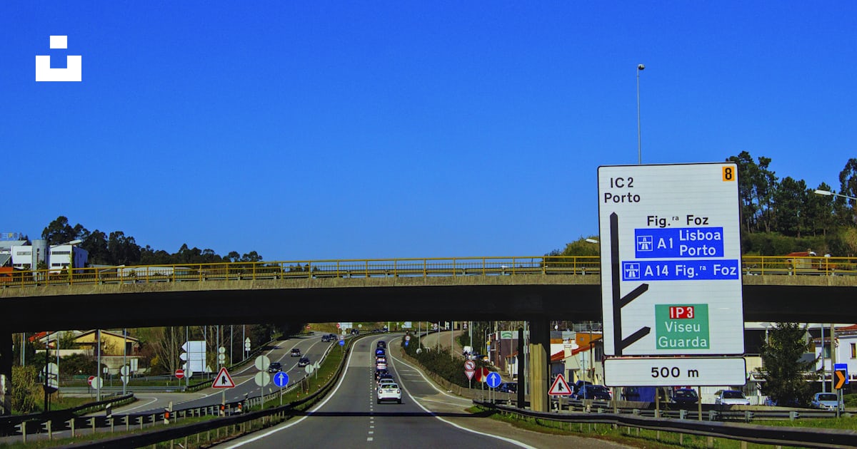A highway sign on the side of a highway photo – Free Road Image on Unsplash