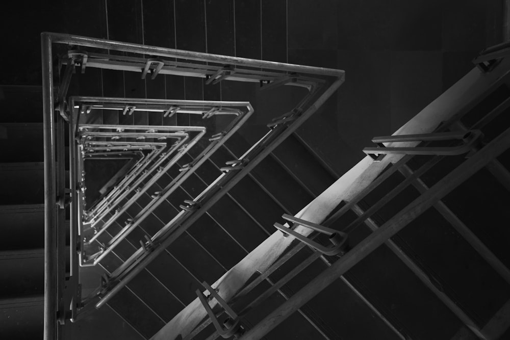 Une photo en noir et blanc d’un escalier