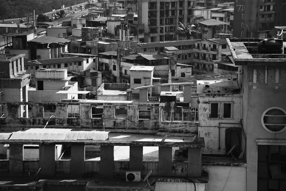 Una foto in bianco e nero di una città