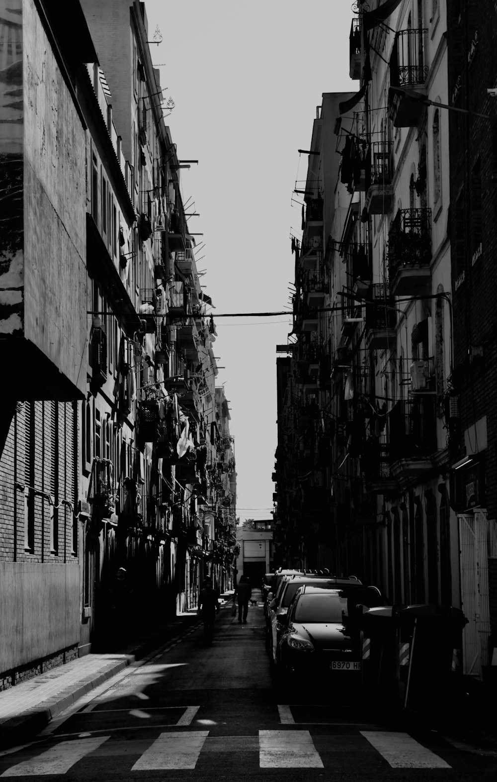 Une photo en noir et blanc d’une rue de la ville