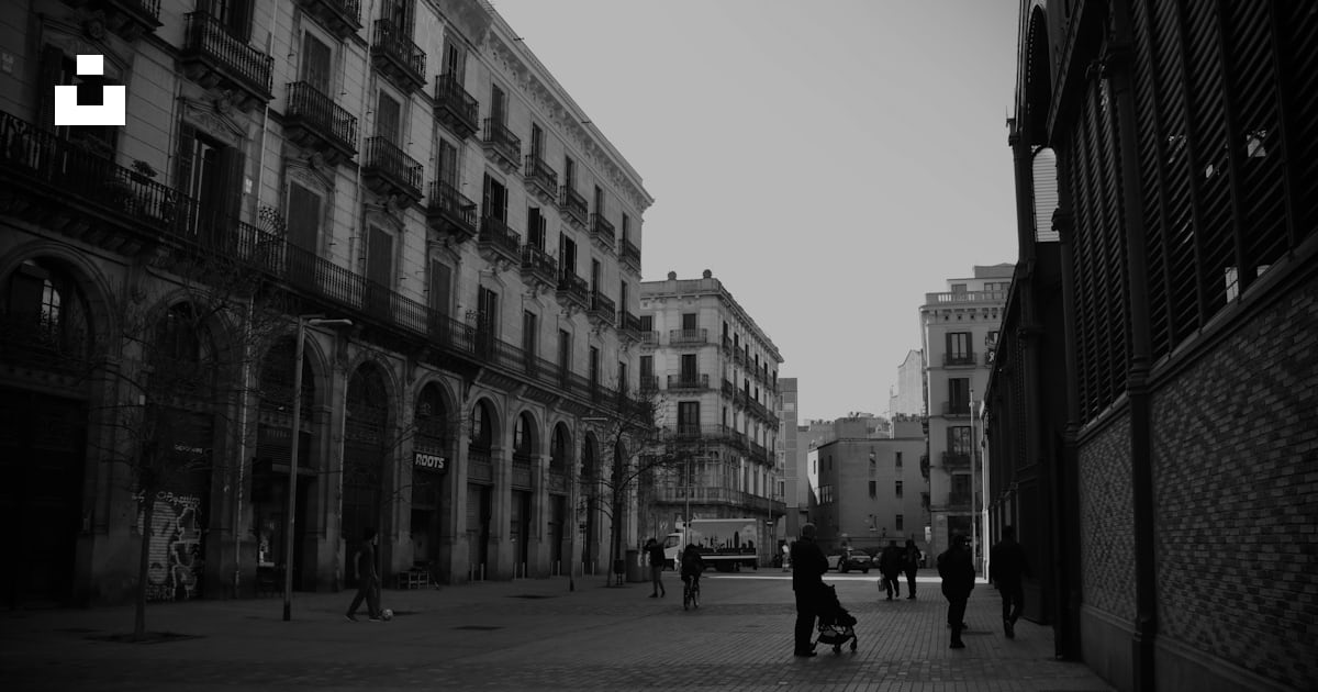 Foto zum Thema Eine Gruppe von Menschen, die eine Straße neben hohen