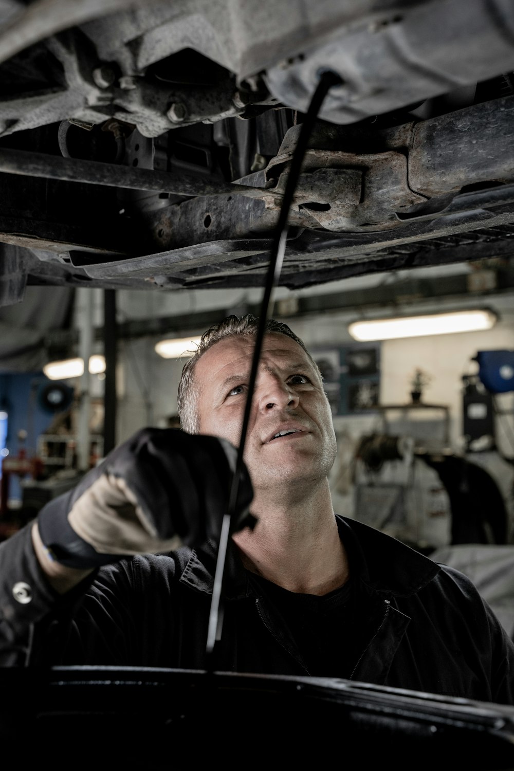 Un uomo che lavora su una macchina in un garage