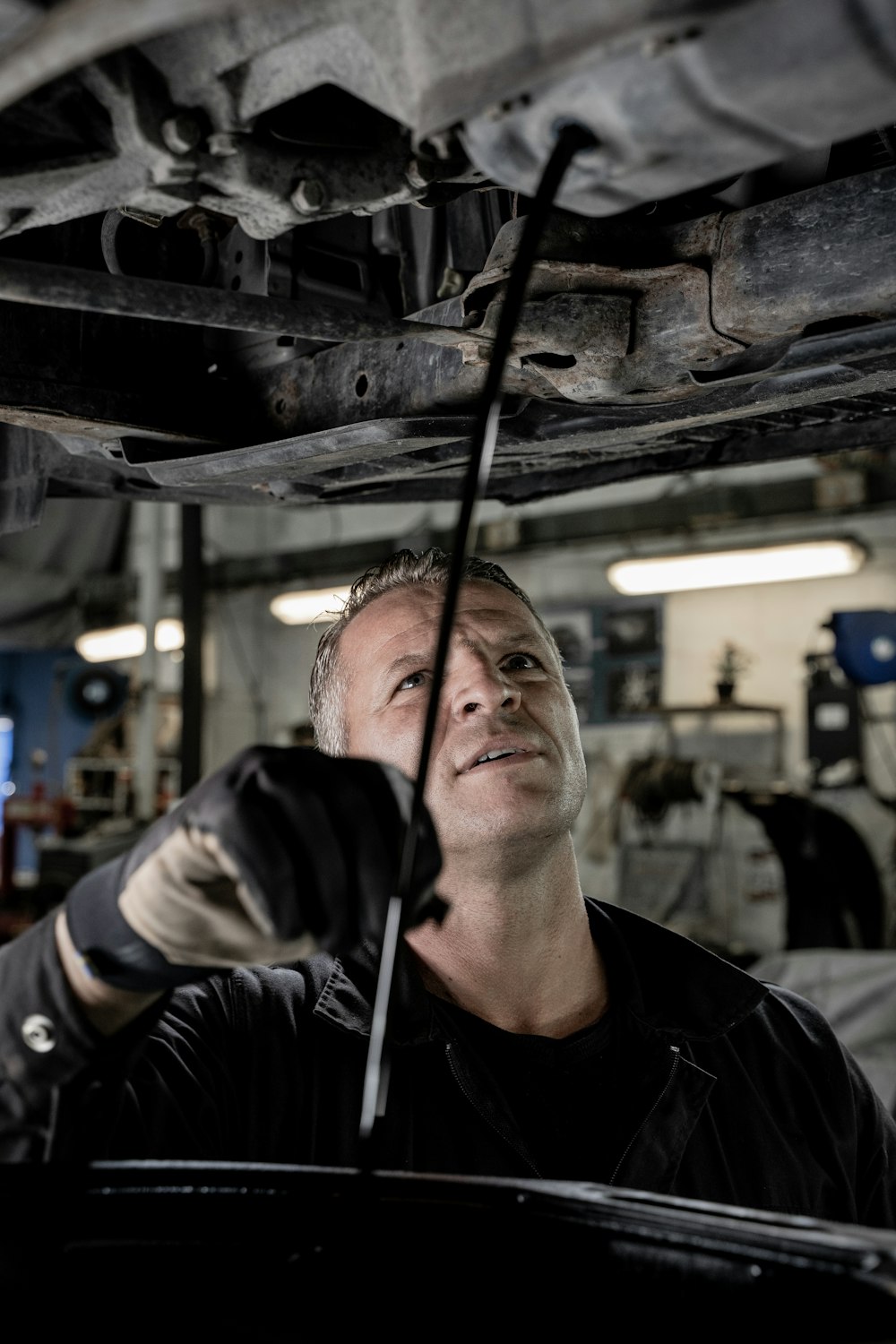 Un hombre trabajando en un coche en un garaje