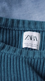 a label on a sweater that says zara