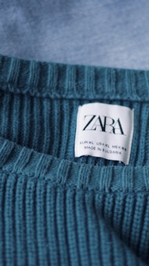 a label on a sweater that says zara