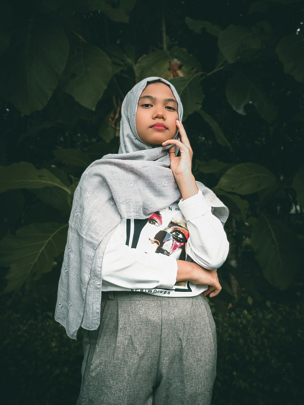 Una donna in un hijab che parla al cellulare