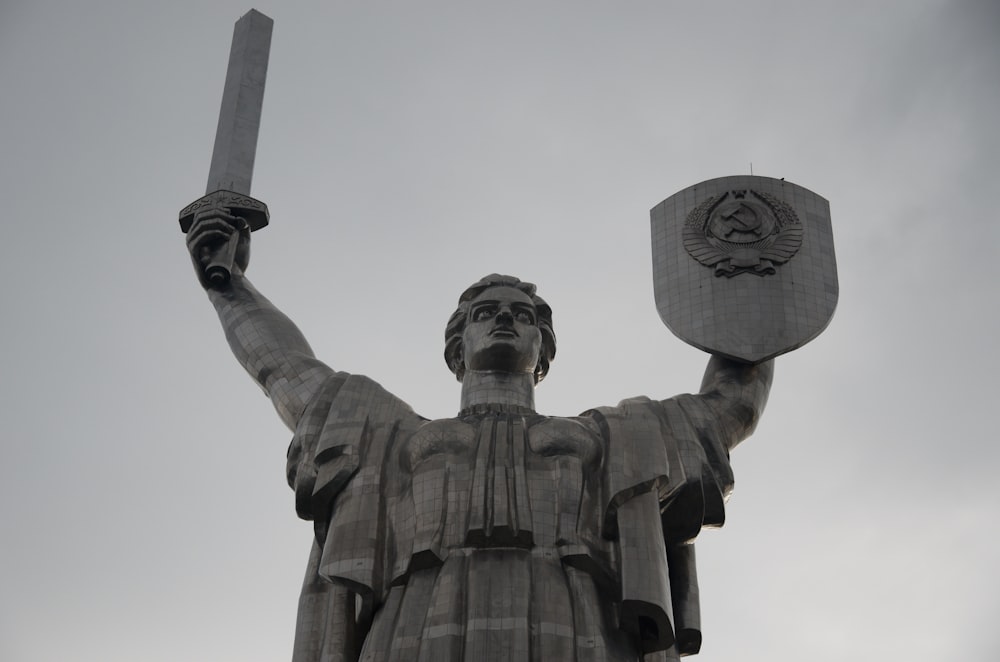 Eine Statue eines Mannes, der ein Schwert und einen Schild hält