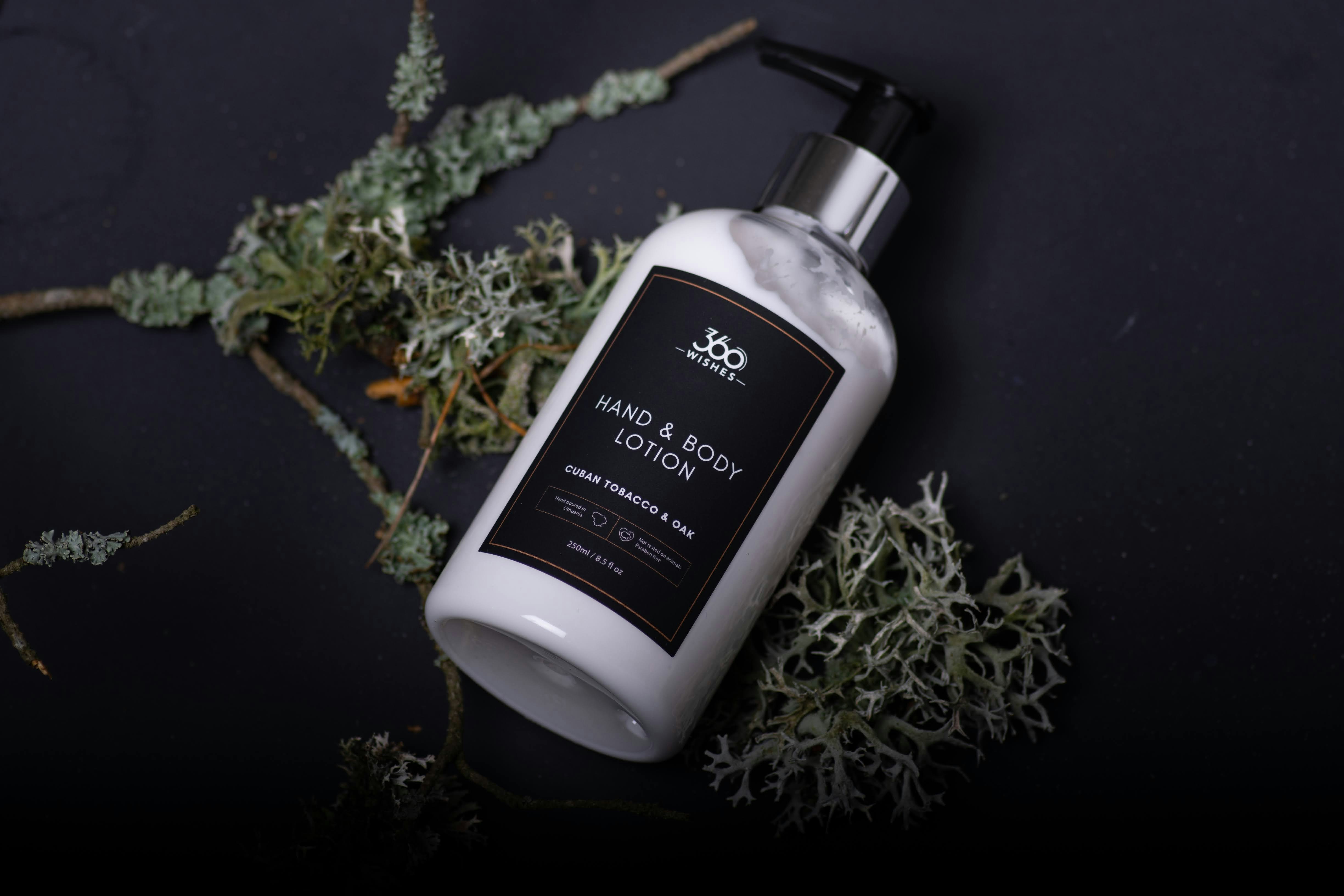 Una botella de loción corporal encima de una mesa