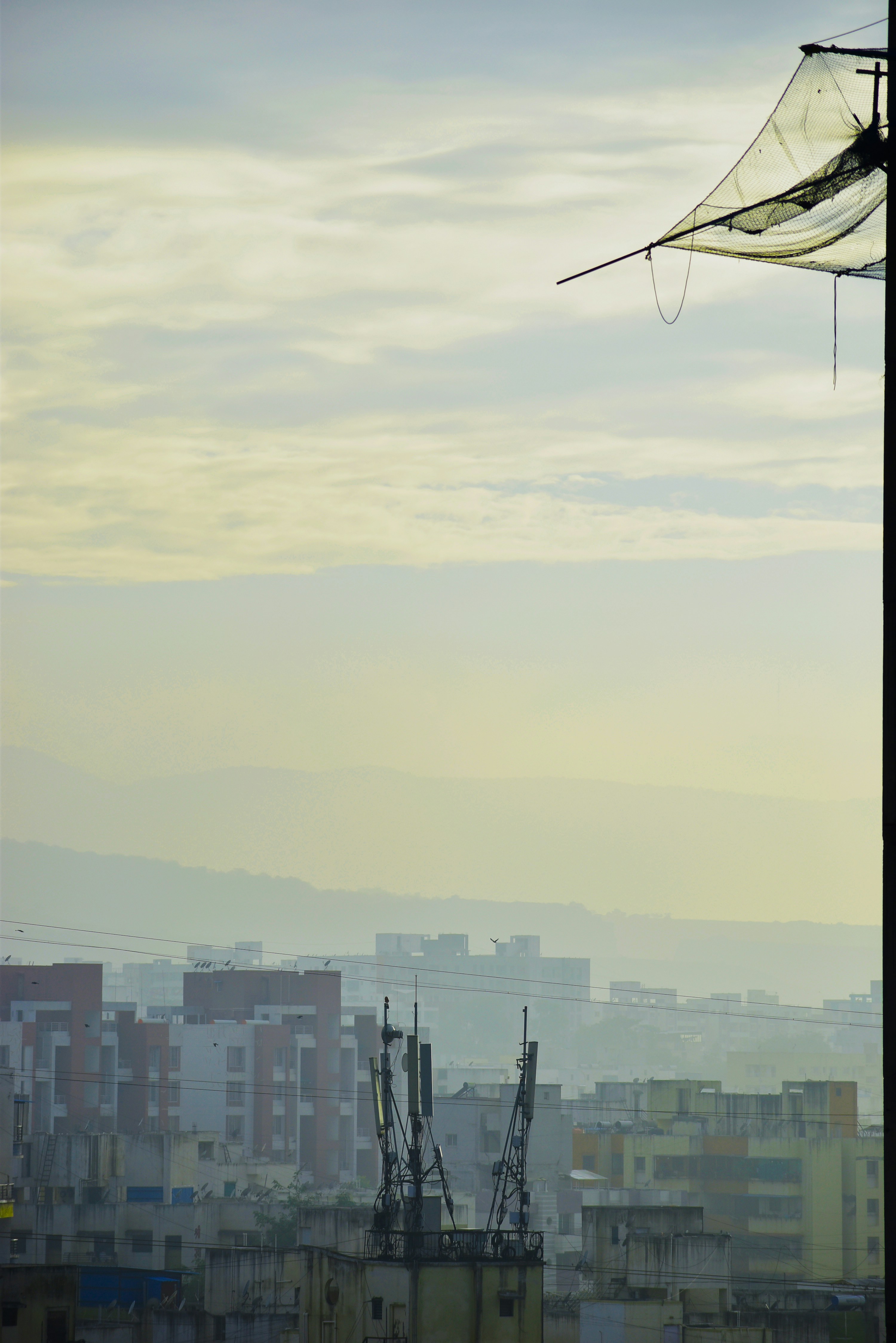 Сотовые вышки операторов связи на фоне города