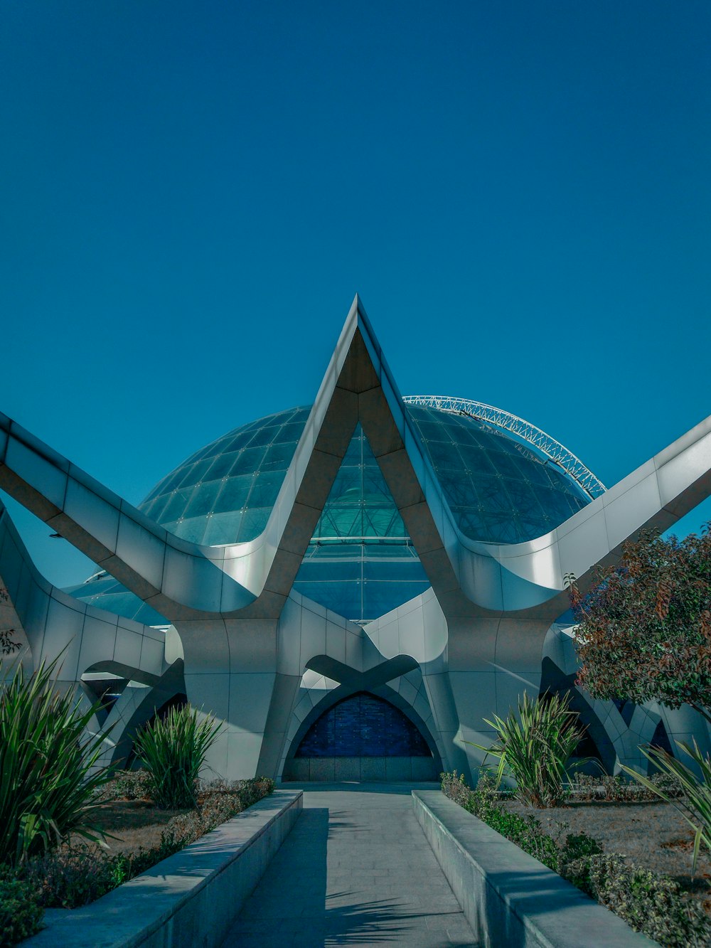 un grand bâtiment avec un grand toit triangulaire