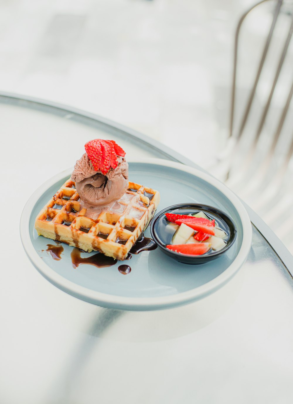 un gâteau avec un dessert dans une assiette