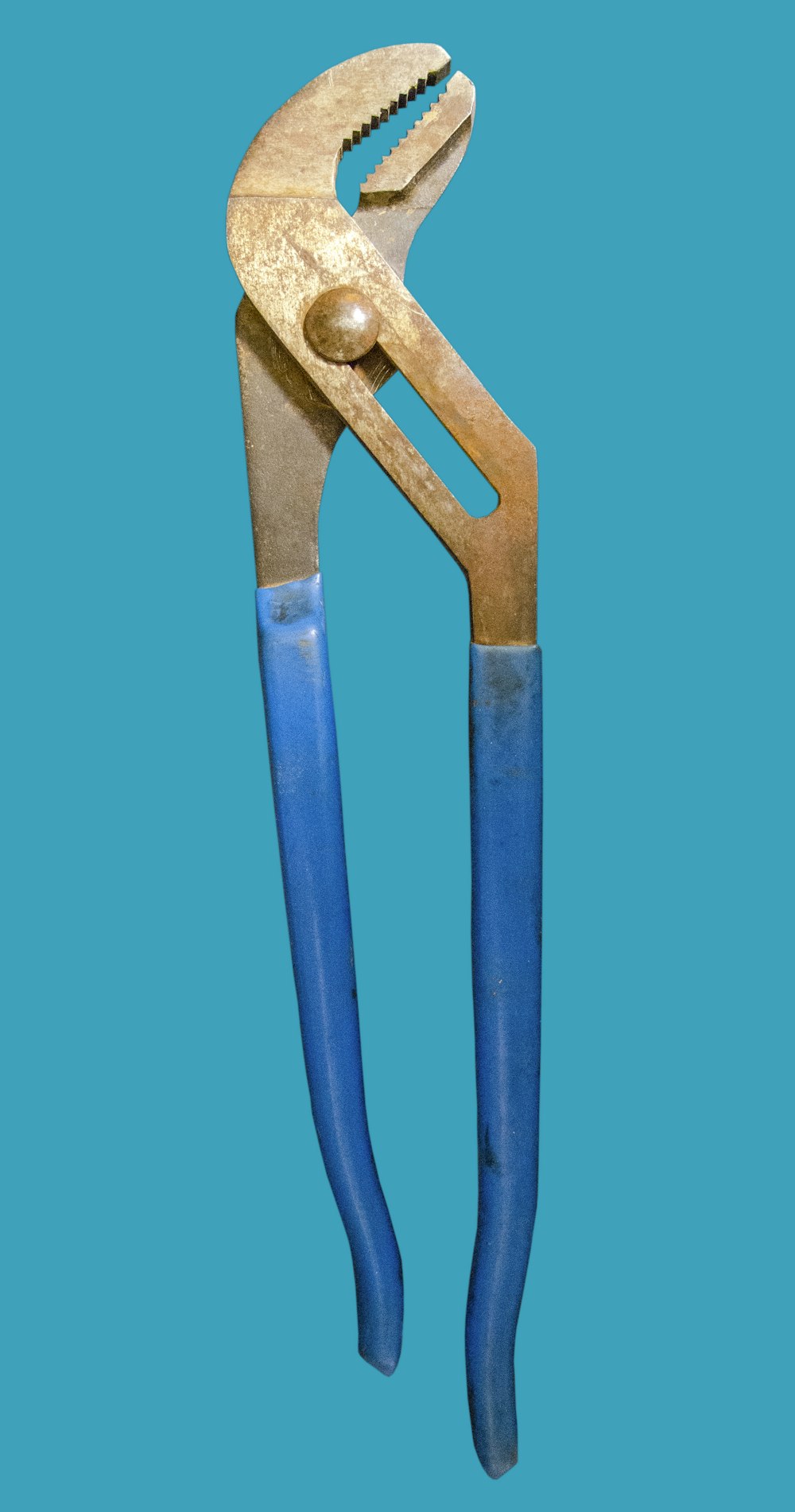 um par de alicates com alças azuis em um fundo azul
