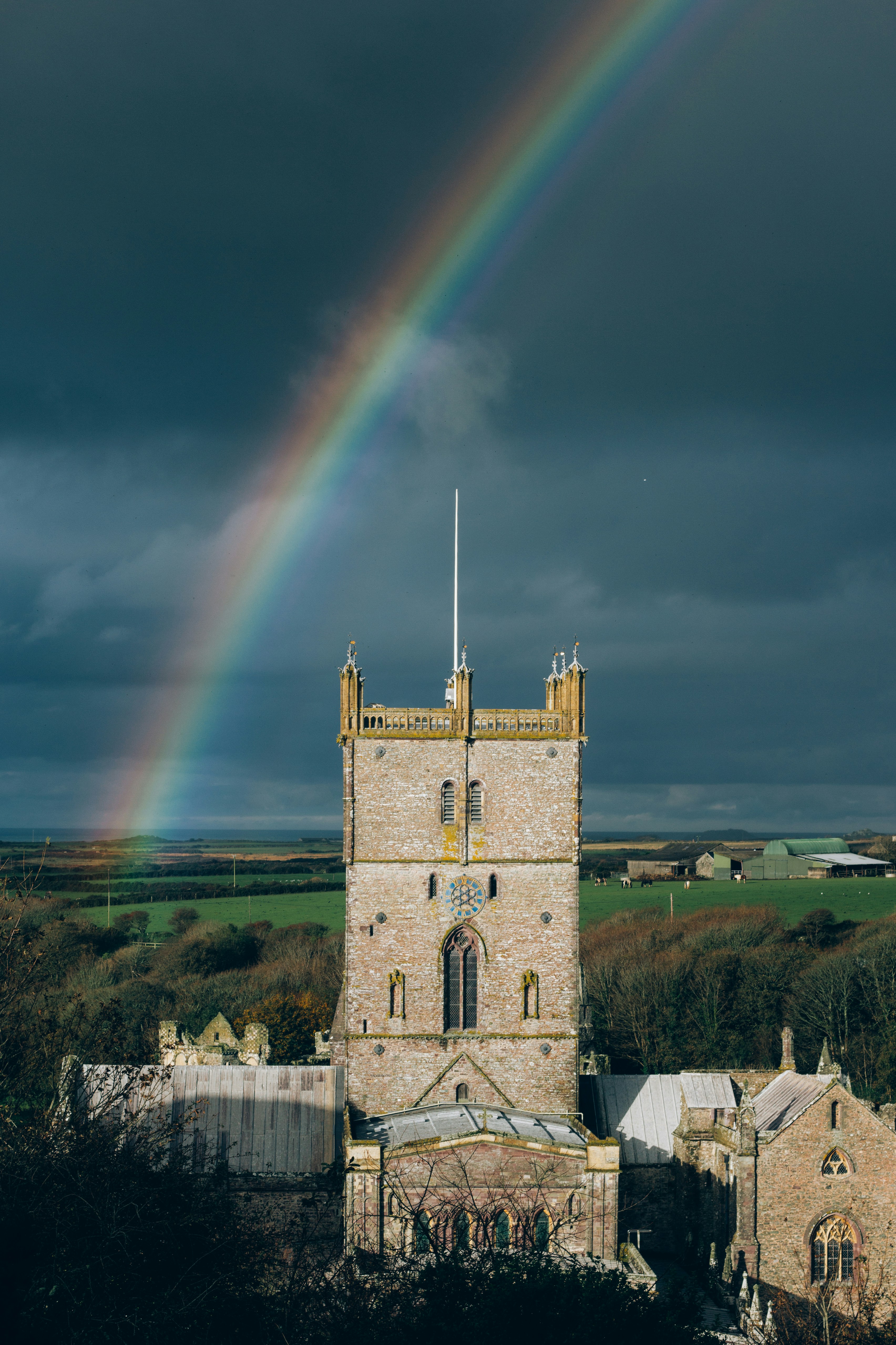 Un arc-en-ciel brille dans le ciel au-dessus d’un château