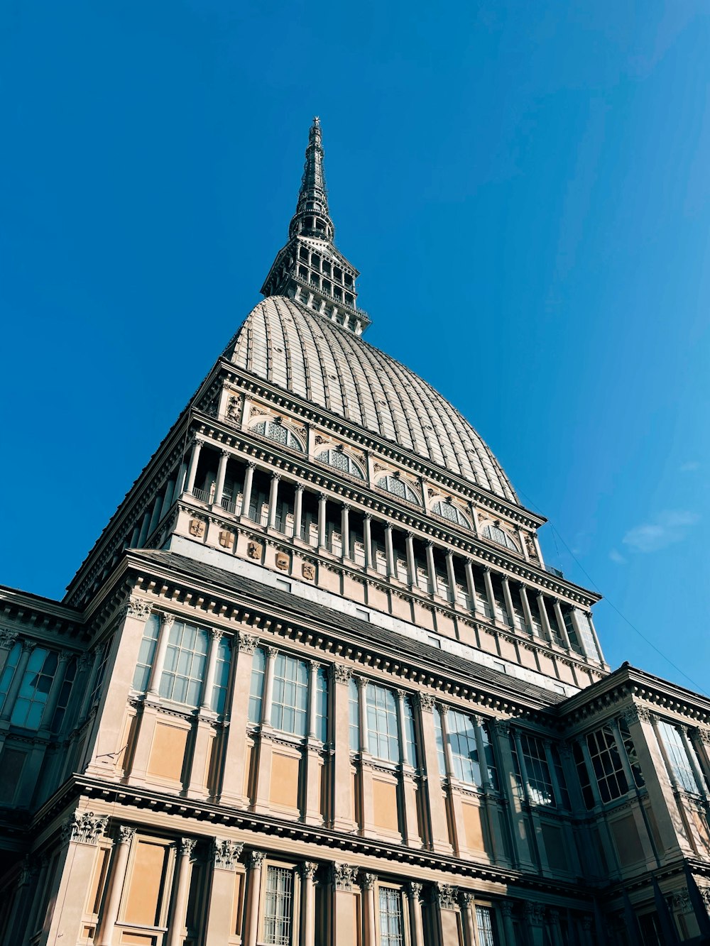 Un edificio alto con un orologio in cima