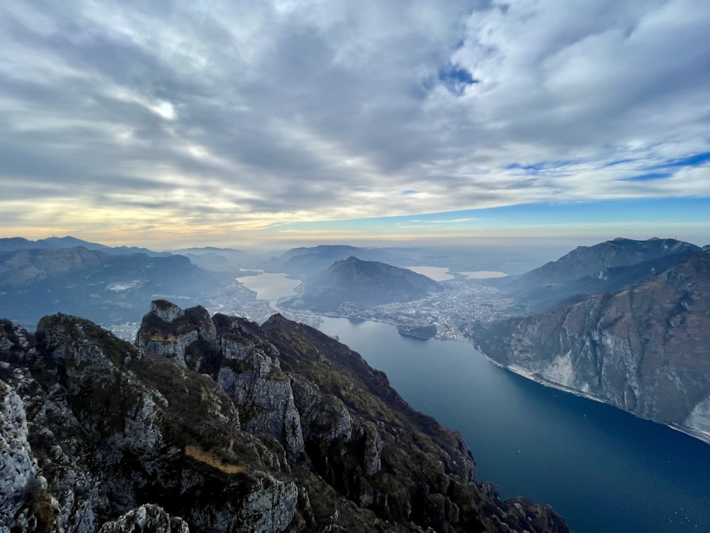 La vista dalla cima di una montagna che guarda giù verso uno specchio d'acqua