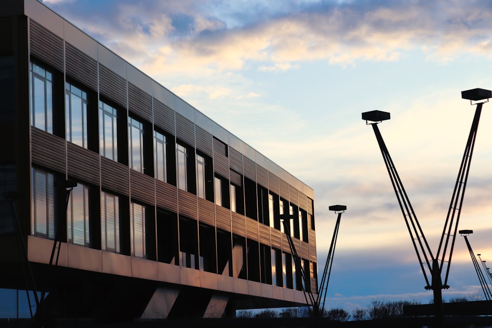 un grand bâtiment assis à côté d’un lampadaire