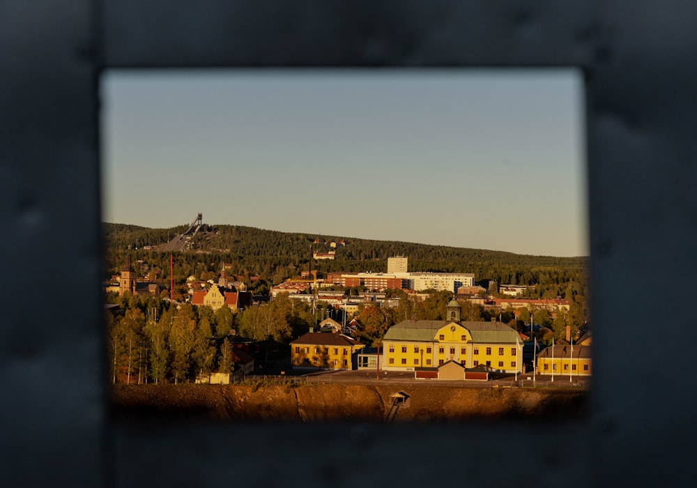 une vue d’une ville à travers un trou dans un mur