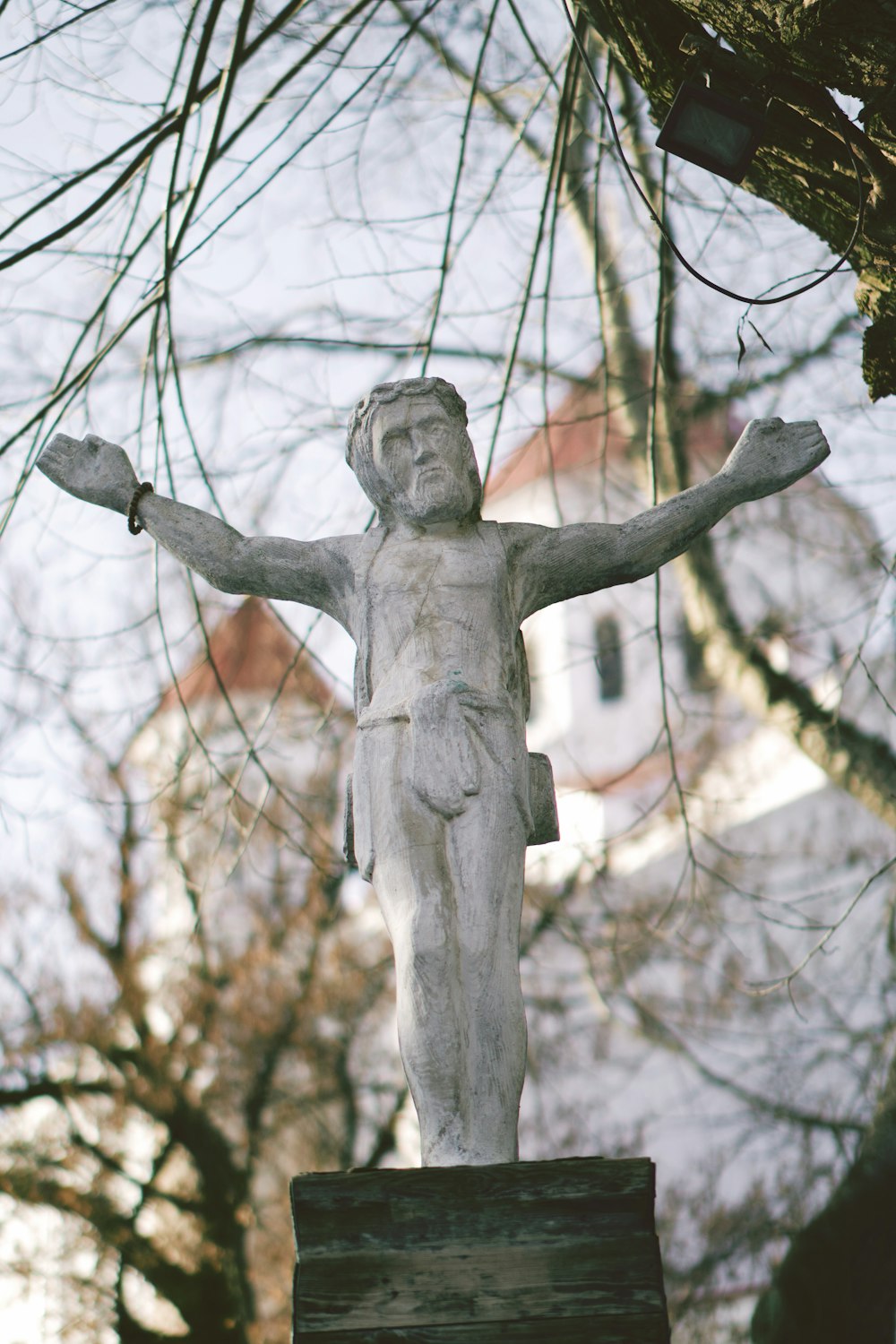 a statue of a man with his arms outstretched