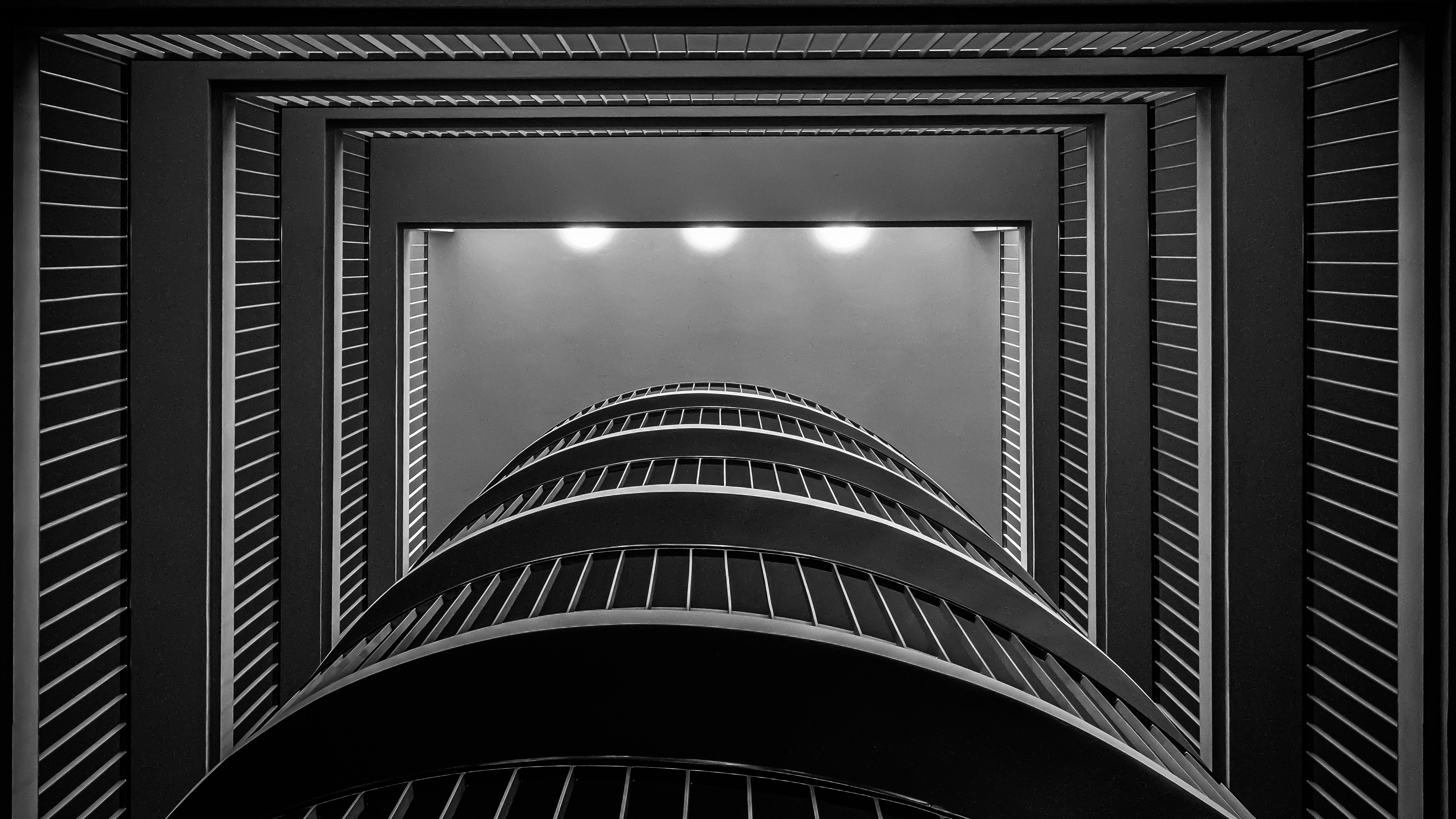 eine Uhr an der Seite eines Gebäudes