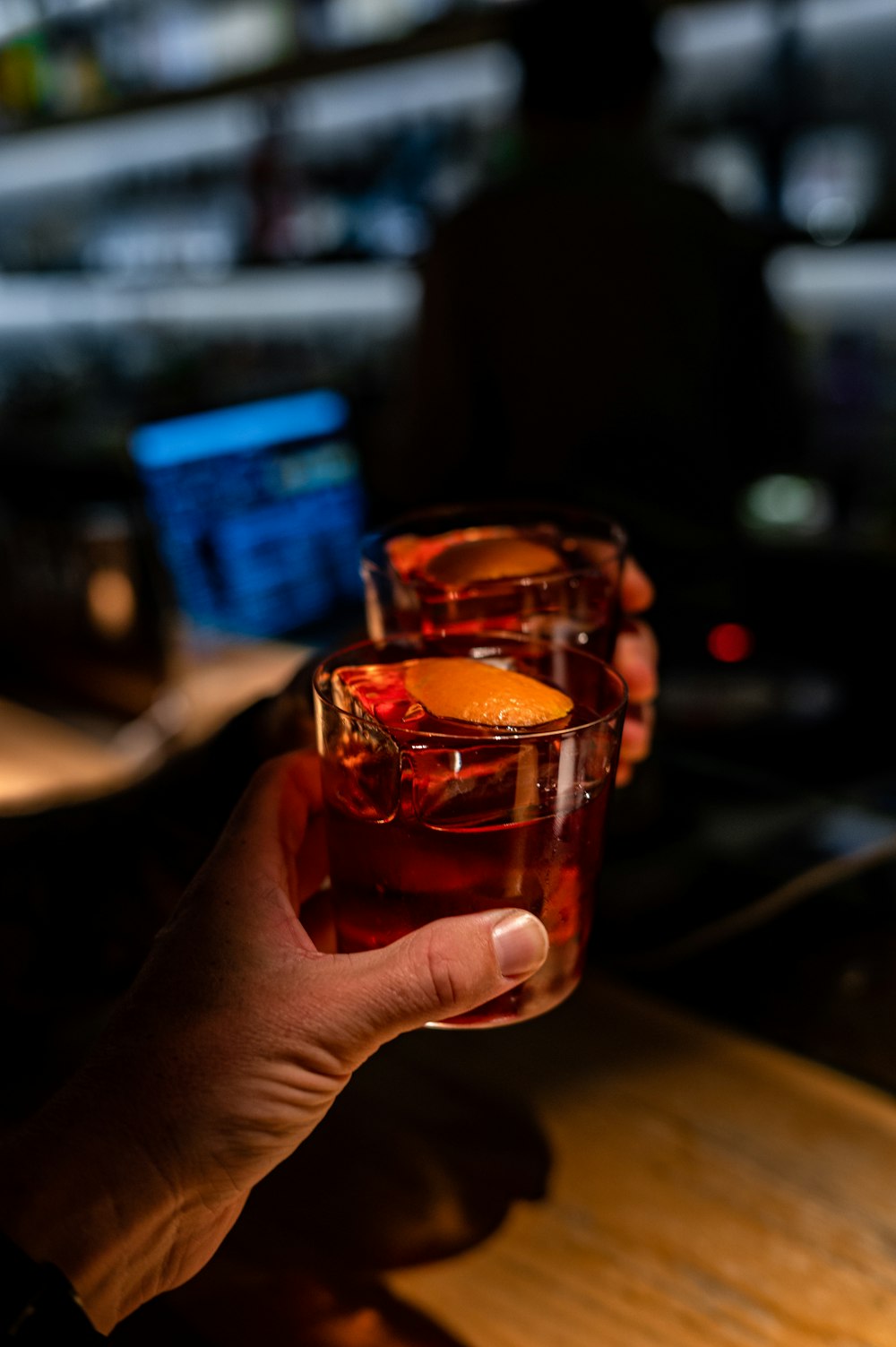 A person holding a glass of alcohol in their hand photo – Free Alcohol  Image on Unsplash