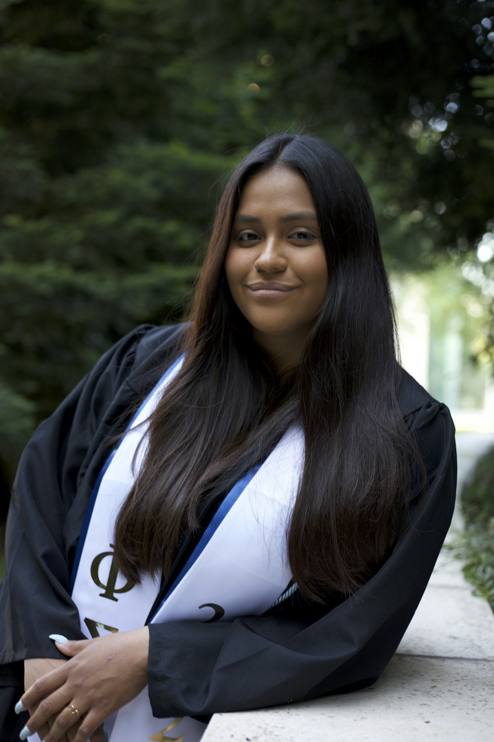 Una mujer con un vestido de graduación posando para una foto