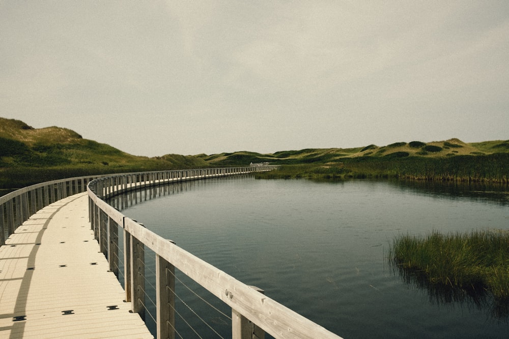 une passerelle en bois au-dessus d’un plan d’eau