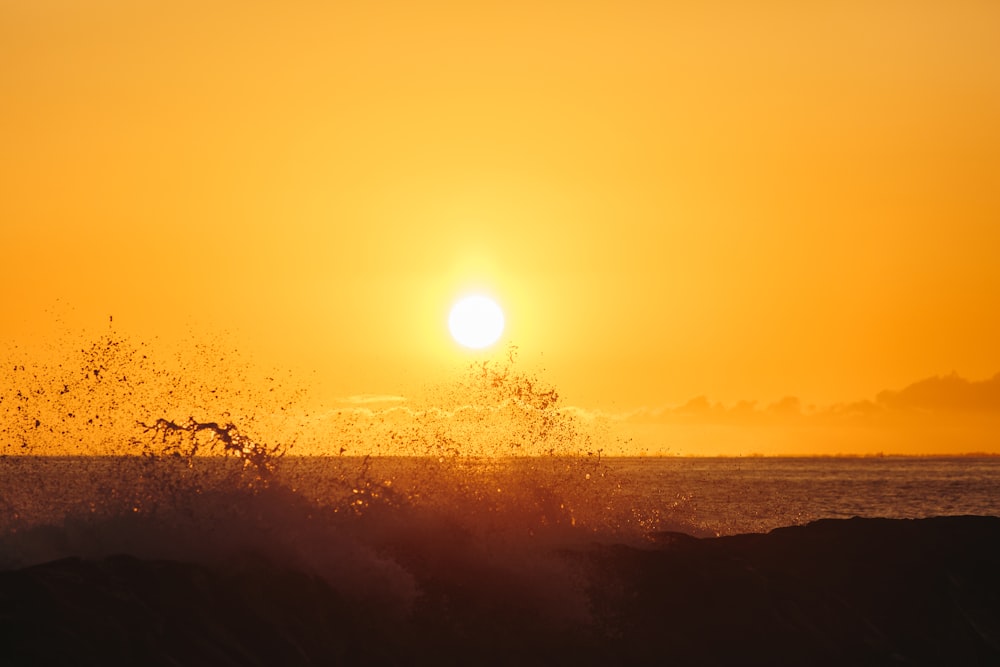 Eine Person, die bei Sonnenuntergang auf einem Surfbrett auf einer Welle fährt