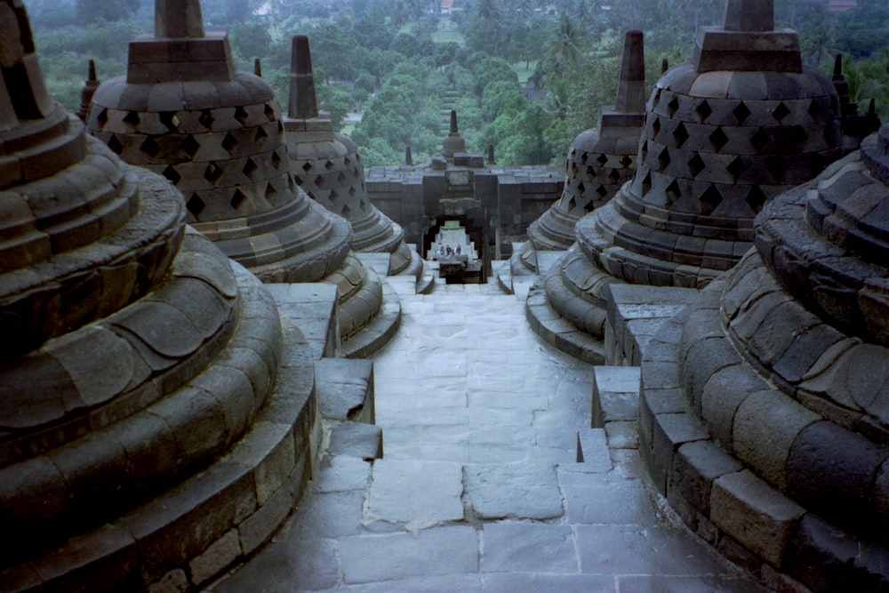 a view of a walkway between two buildings