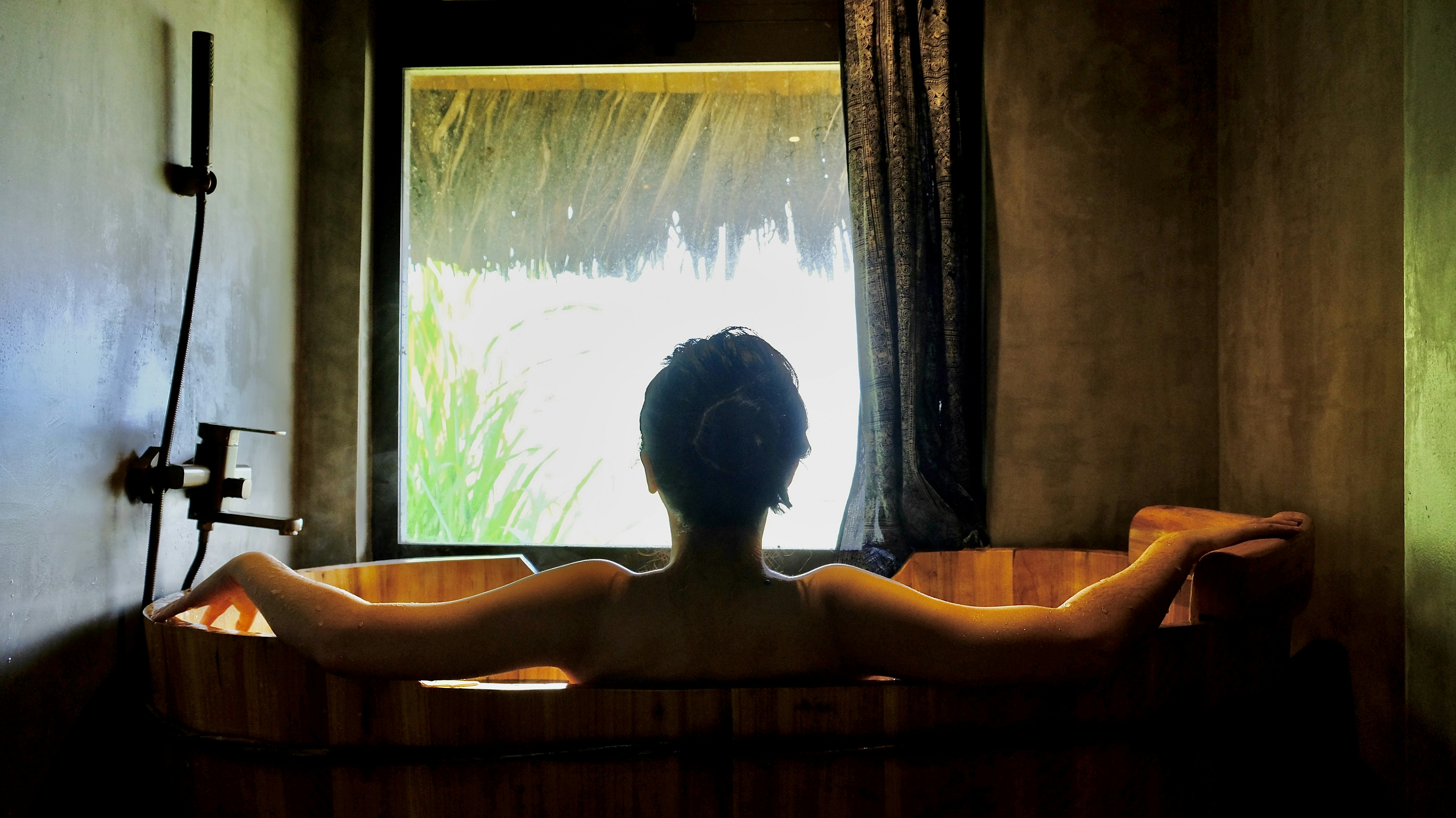 warm bath relax wallpaper, wallpaper, Mandi Air Hangat Saat Demam, Manfaat dan Tips Aman Melakukannya 4