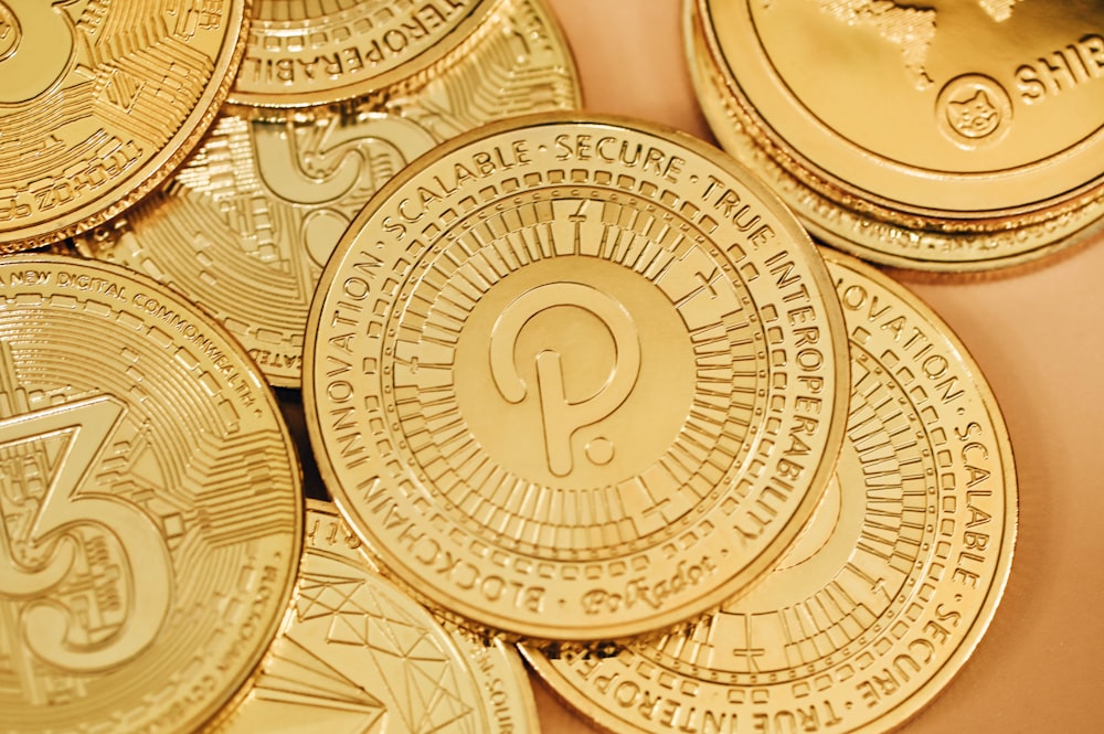 Una pila de monedas de oro sentada encima de una mesa