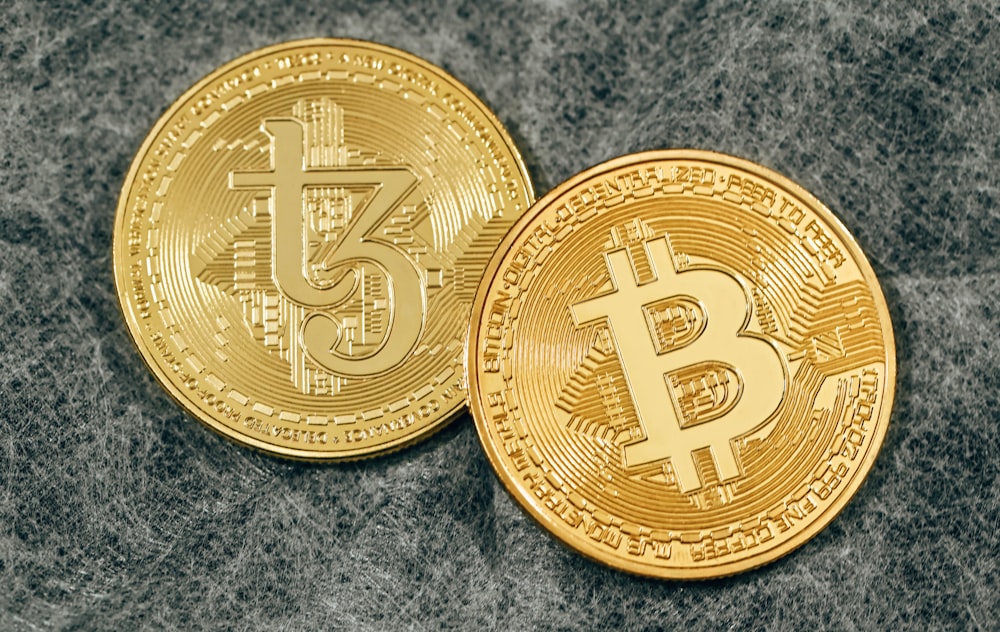 Due Bitcoin d'oro seduti fianco a fianco